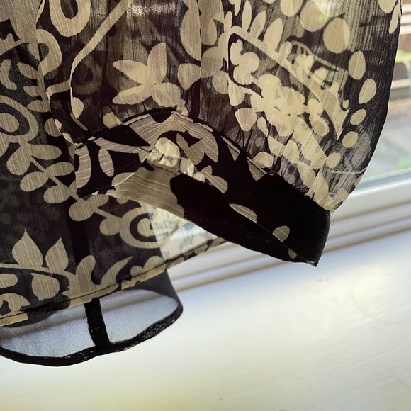 SOLD - Feminine black and white float blouse with liner - Picture 4 of 5